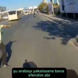 Film gibi kovalamaca!Polisi  yoldan ge&ccedil;en motoru durdurarak &ouml;ndeki aracı takip et dedi...