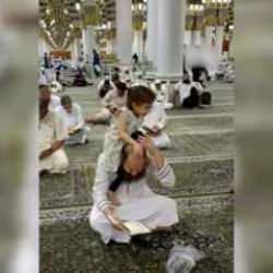 Kur'an okuyan babasıyla oyun oynayan minik kızın g&ouml;r&uuml;nt&uuml;leri y&uuml;rek ısıttı