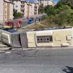 Başakşehir'de İETT otob&uuml;s&uuml; rampada devrildi: Yaralı yolcular hastaneye sevk edildi!