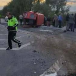 Fındık iş&ccedil;ilerini taşıyan minib&uuml;s devrildi: 15 yaralı