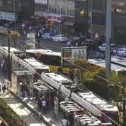 Fındıklı'da İETT otob&uuml;s&uuml; tramvaya &ccedil;arptı