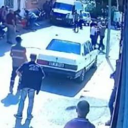 Tekmeli yumruklu kavgada bı&ccedil;aklar konuştu! 1 kişinin &ouml;ld&uuml;ğ&uuml; kavga anı b&ouml;yle kaydedildi...