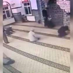 Camiye ayakkabıyla girdi, imamla tartıştı! işte skandal g&ouml;r&uuml;nt&uuml;ler...