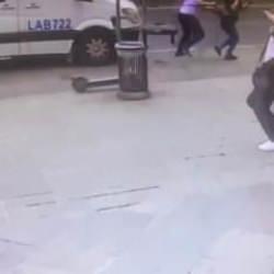 Fatih&rsquo;te İETT otob&uuml;s&uuml; şof&ouml;r&uuml;ne havalı tabanca ile saldırdı: O anlar kameraya yansıdı