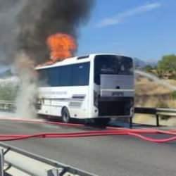 İBB otob&uuml;s&uuml; seyir halinde alev topuna d&ouml;nd&uuml;! Geriye sadece hurda yığını kaldı