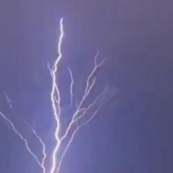 Kabe'nin yanı başında elektrik fırtınası! Mekke'de yaşanan doğa olayı dikkat &ccedil;ekti