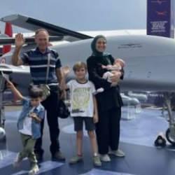 Kucağında 50 g&uuml;nl&uuml;k bebeği ve 3 &ccedil;ocuğuyla TEKNOFEST heyecanına ortak oldu