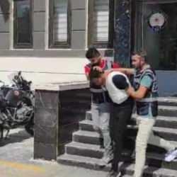 Yatak odasında vahşice &ouml;ld&uuml;r&uuml;lm&uuml;şt&uuml;, katili oğlu &ccedil;ıktı