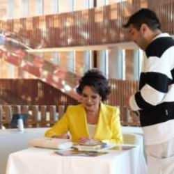 T&uuml;rk Telekom, H&uuml;lya Ko&ccedil;yiğit&rsquo;i AKM&rsquo;de sevenleriyle buluşturdu