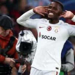 Wilfried Zaha'dan flaş hareket! Gol sonrası Old Trafford sustu