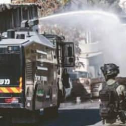 Namaz kılanlara lağım suyu sıktılar