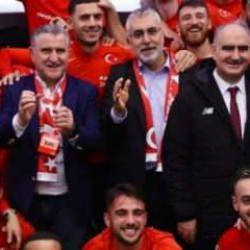 Bakan Bak, A Milli Futbol Takımı'nı kutladı