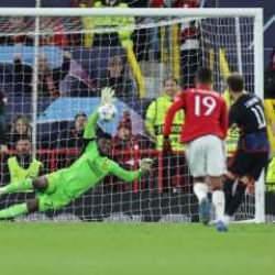 Galatasaray'ın grubu karıştı! Onana penaltı kurtardı! Manchester United tek golle kazandı