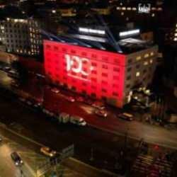 İTO’nun sembol binası Türk bayrağıyla aydınlatıldı