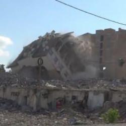 8 katlı bina halatla &ccedil;ekilerek yıkıldı: O anlar kamerada