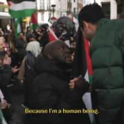 Londra'da y&uuml;z binlerin katıldığı Filistin mitinginde birbirinden anlamlı mesajlar