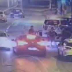 Bağcılar'da denetim noktasına dalan s&uuml;r&uuml;c&uuml; bek&ccedil;iye &ccedil;arptı