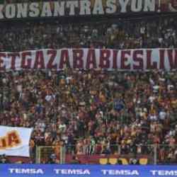 Galatasaray tribünlerinden Filistin'e pankartlı destek