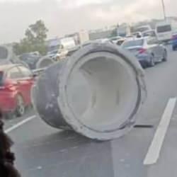 TEM'de faciadan d&ouml;n&uuml;ld&uuml;, beton borular yola savruldu!