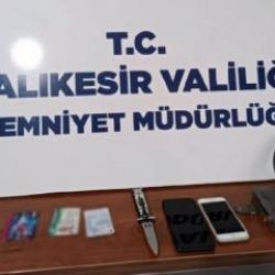 13 yaşındaki kız &ccedil;ocukları, 2 kişiyi bı&ccedil;akla gasbetti