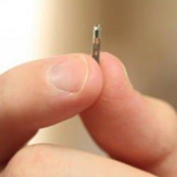 Aşırı korumacı anne çocuğuna çip taktırdı: Kızı bunu 17 yıl sonra öğrendi!