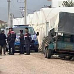 K&uuml;&ccedil;&uuml;k &ccedil;ocuk, t&uuml;fekle oynarken annesini &ouml;ld&uuml;rd&uuml;