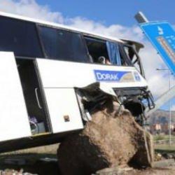 Tur otobüsü ile otomobil çarpıştı; 2 ölü, 28 yaralı
