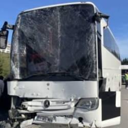 Anadolu Otoyolu'nda otob&uuml;s TIR'a &ccedil;arptı