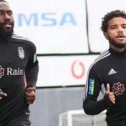 Beşiktaş'a iki yıldızından kötü haber!