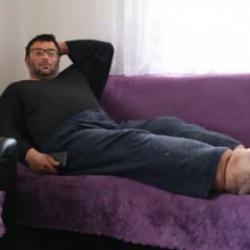 Bu hastalığın tedavisi yok! Ayakları s&uuml;rekli b&uuml;y&uuml;yor