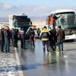 Yolcu otob&uuml;s&uuml;yle TIR  &ccedil;arpıştı: 1 &ouml;l&uuml; 2 yaralı