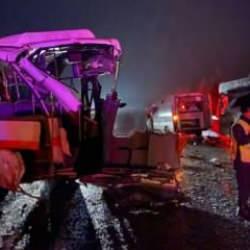 Eskişehir'de iki otob&uuml;s ile karavan &ccedil;arpıştı: 2'si ağır 14 yaralı