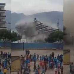 Okul yanındaki kontroll&uuml; yıkım korkuttu! Bah&ccedil;edeki &ouml;ğrenciler koşarak ka&ccedil;tı