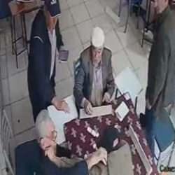 Okey masasında d&uuml;zg&uuml;n taş atmama kavgası! Dedeler birbirini darp etti