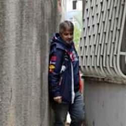 Antalya'da yolu uzatmamak için 34 santimetrelik aradan geçiyorlar!