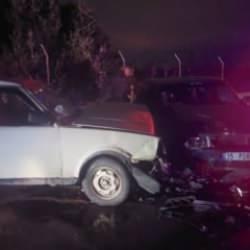 İzmir'de iki ara&ccedil; kafa kafaya &ccedil;arpıştı!