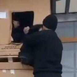 Kocaeli'nde bir tuhaf olay! Tır dorsesindeki kutudan m&uuml;lteci &ccedil;ıktı