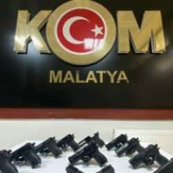 Silah ka&ccedil;ak&ccedil;ılarına operasyon! &Ccedil;ok sayıda ka&ccedil;ak silah ele ge&ccedil;irildi