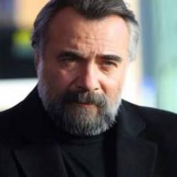 Oktay Kaynarca'nın kız kardeşi g&ouml;renleri şaşırttı! G&ouml;zler anneden geliyor&hellip;