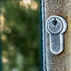 Dış mekân kilitlerinin donması nasıl önlenir? Donmuş bir dış mekân kilidi nasıl açılır?