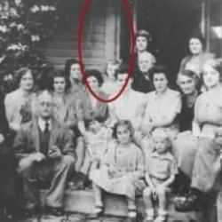 Fotoğraf karelerinde t&uuml;yler &uuml;rperten ayrıntılar! Yıllar sonra fark edildi...