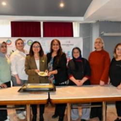 Yalova Valisi H&uuml;lya Kaya, g&ouml;&ccedil;men kadınlarla mutfağa girdi