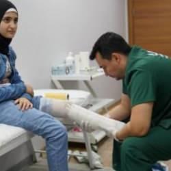 13 yaşındaki kız depremde kaybettiği bacağına protezle kavuştu