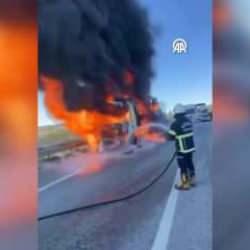 Adana'da seyir halindeki plastik y&uuml;kl&uuml; TIR yandı!