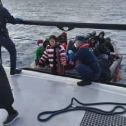 72 d&uuml;zensiz g&ouml;&ccedil;men yakalandı! Yunanistan'ın &ouml;l&uuml;me ittiği 22 g&ouml;&ccedil;men kurtarıldı