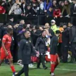 Emre Belözoğlu, maç sonunda taraftarla birbirine girdi! 