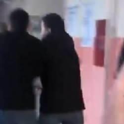 Okulu basıp, öğretmenleri dövdüler