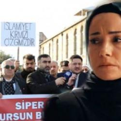 Kızıl Goncalar dizisi için büyük protesto! Fox TV binasının önüne akın edildi