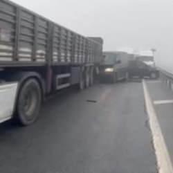 Bitlis'te zincirleme trafik kazasında 18 kişi yaralandı