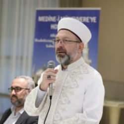 Diyanet İşleri Başkanı Erbaş, Medine'de gen&ccedil;lerle buluştu